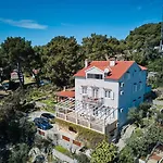 Katarina With Sea View And Private Boat Berth, Πανσιόν Mali Lošinj