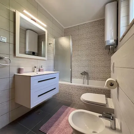 House Katarina With Sea View And Berth, Affittacamere