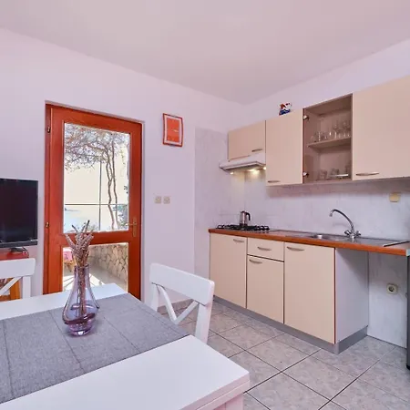 House Katarina With Sea View And Berth, Affittacamere