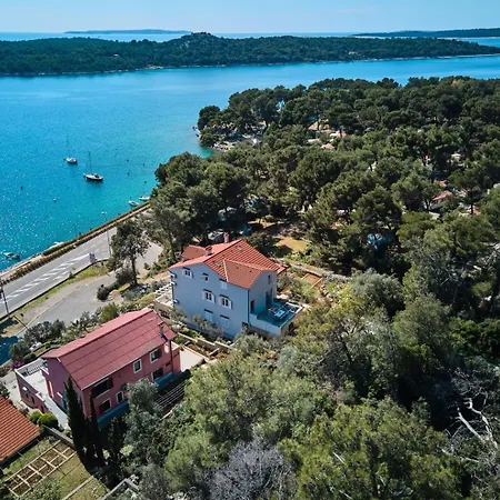 House Katarina With Sea View And Berth, Affittacamere