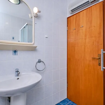 House Katarina With Sea View And Berth, Affittacamere