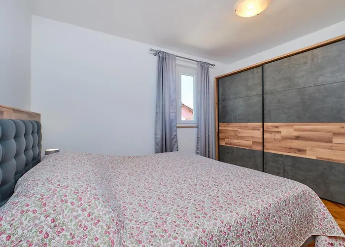 House Katarina With Sea View And Berth,