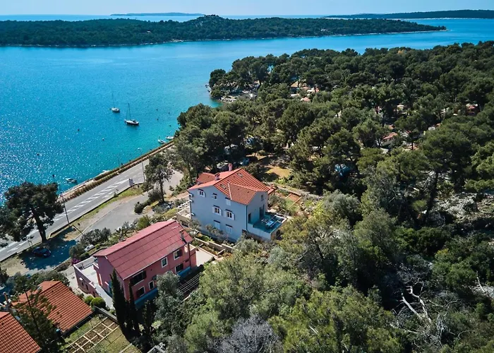 House Katarina With Sea View And Berth, Гостевой дом