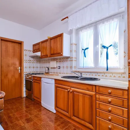 House Katarina With Sea View And Berth, Gæstehus Mali Lošinj