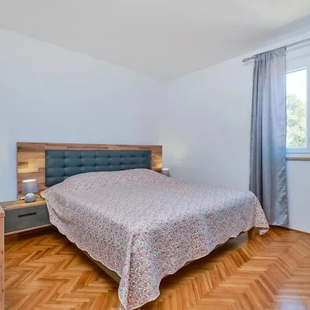 House Katarina With Sea View And Berth, Gæstehus