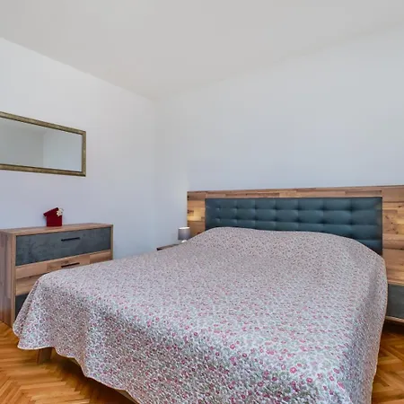 House Katarina With Sea View And Berth, Gæstehus Mali Lošinj