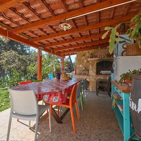 House Katarina With Sea View And Berth, Gæstehus