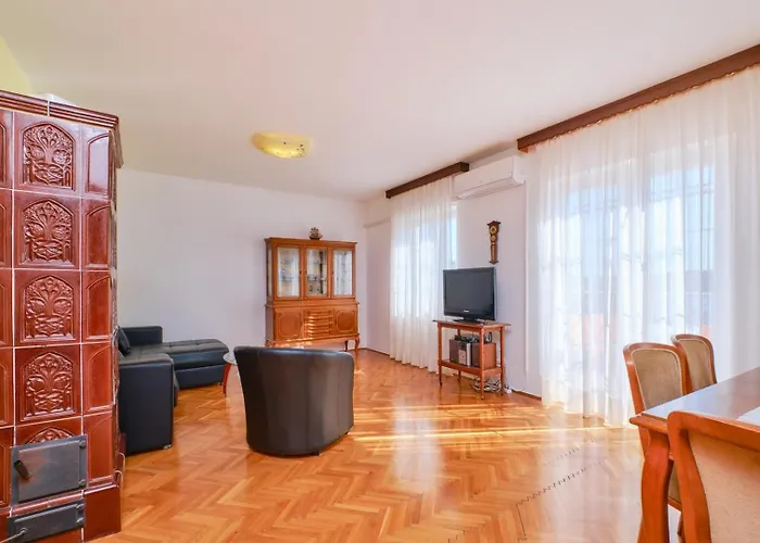 House Katarina With Sea View And Berth, 招待所 3*