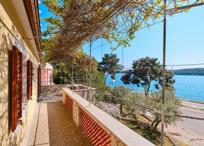 House Katarina With Sea View And Berth, 招待所 3*